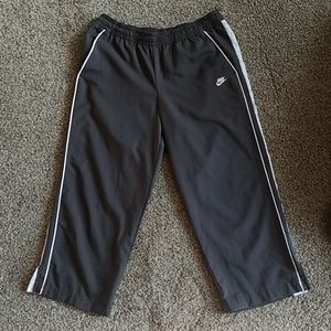 Nike womens sportswear walking capris size small